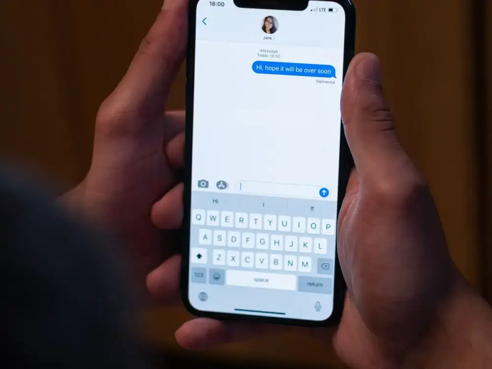 manos sujetando un móvil con un chat abierto