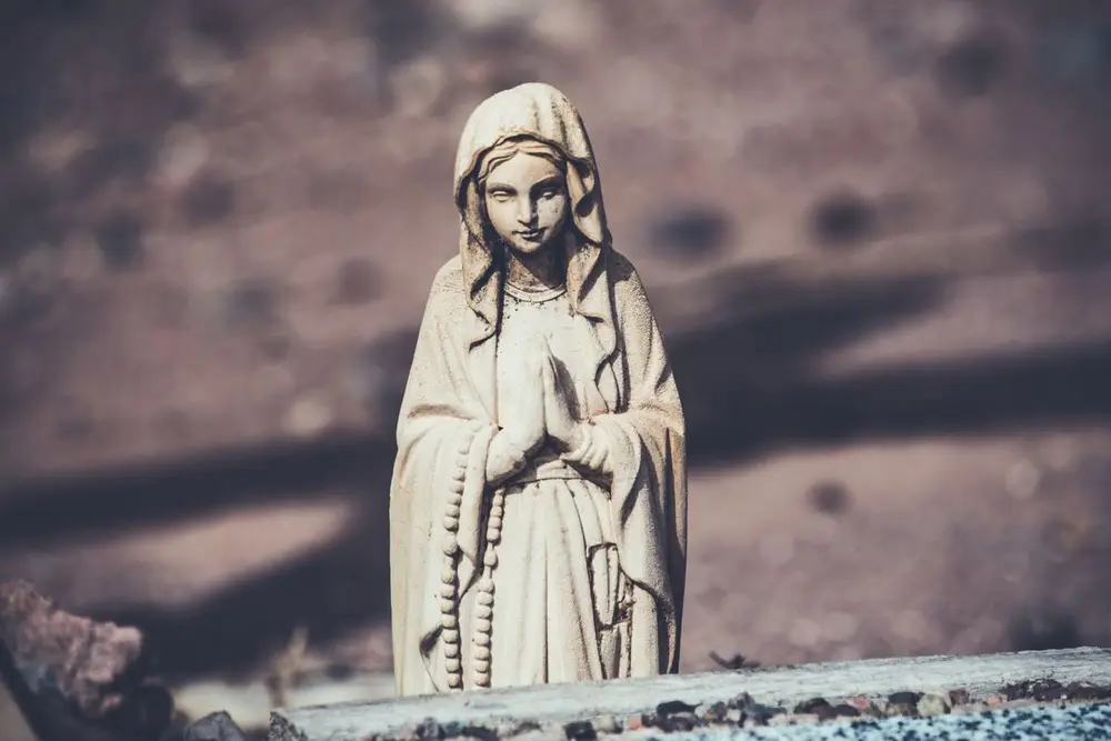 escultura de la Virgen María rezando